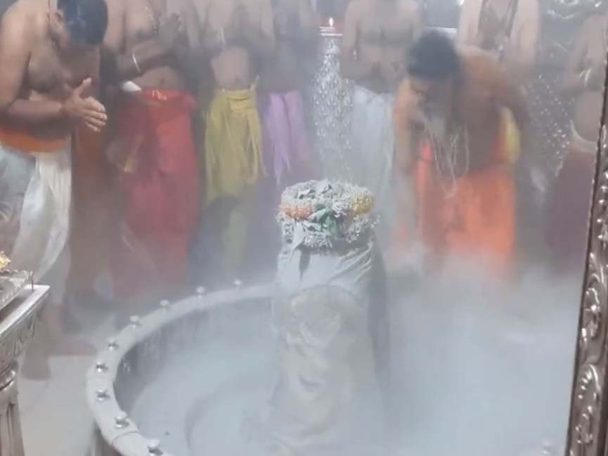अद्धभुत नज़ारा: सावन के 5वें सोमवार को उज्जैन के महाकालेश्वर मंदिर में की गई भस्म आरती