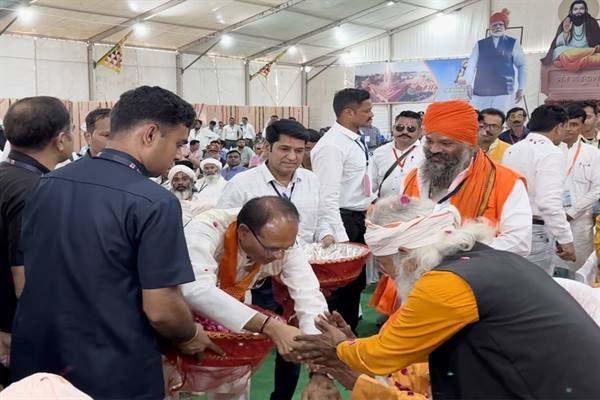मुख्यमंत्री ने संतों का सम्मान कर आशीर्वाद लिया, रैदासी संत परम्परा के संतों ने मुख्यमंत्री का आभार माना