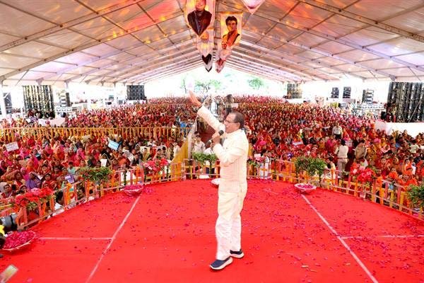 मुख्यमंत्री शिवराज सिंह चौहान ने 1.31 करोड़ लाड़ली बहनों के खाते में सिंगल क्लिक से भेजे ₹ 1269 करोड़