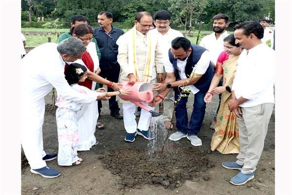 मुख्यमंत्री चौहान के साथ सामाजिक कार्यकर्ताओं ने लगाए पौधे
