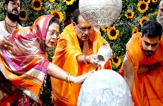 मुख्यमंत्री चौहान ने सपरिवार भगवान महाकाल की पूजा-अर्चना की