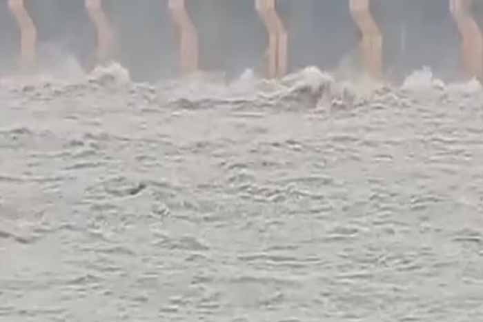 खंडवा में नर्मदा ने दिखया रौद्ररूप, इंदौर और बुरहानपुर से टूटा संपर्क, बह गया पूर्व मंत्री का बेटा