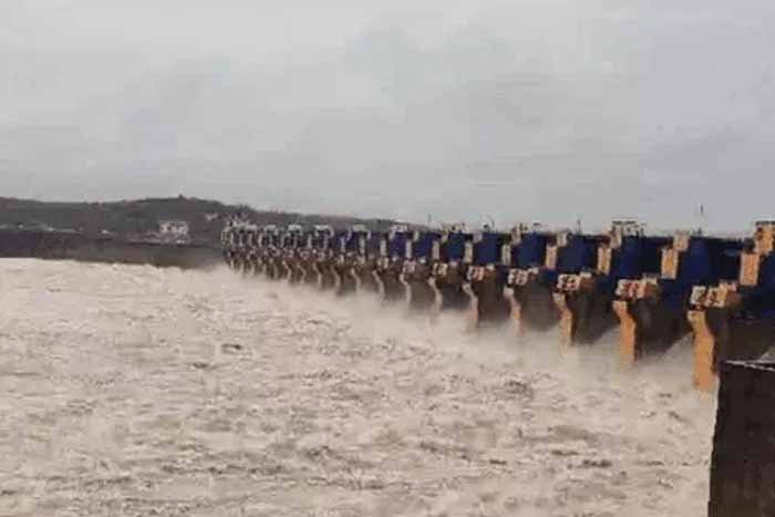 बंगाल की खाड़ी से बने सिस्टम ने मध्यप्रदेश को किया तरबतर, भोपाल में 11 साल का रिकॉर्ड टूटा, नागदा में रेल ट्रैक डूबा