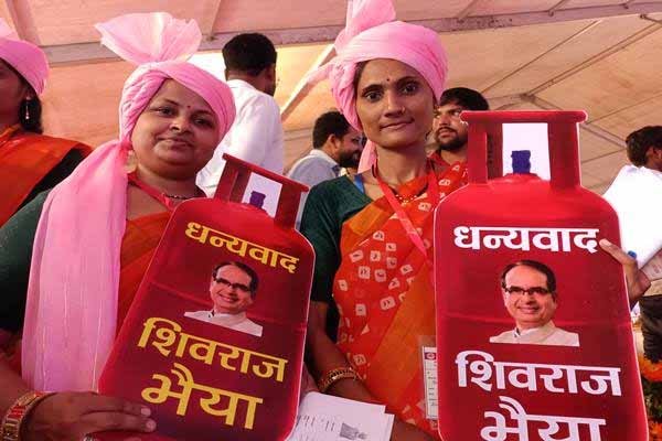मध्यप्रदेश में घरेलू गैस सिलेंडर योजना की पहली हितग्राही बनी टीकमगढ़ जिले की लक्ष्मी रैकवार