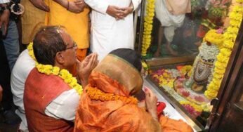 मुख्यमंत्री चौहान ने ज्योतिर्लिंग ओंकारेश्वर और जैन तीर्थ सिद्धवरकूट में दर्शन कर पूजन-अर्चन किया
