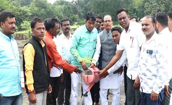 मुख्यमंत्री चौहान ने पंचायत प्रतिनिधियों के साथ लगाए पौधे