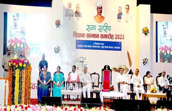 विद्यार्थियों को माता-पिता और राष्ट्र की सेवा का संस्कार दे शिक्षक : राज्यपाल मंगुभाई पटेल