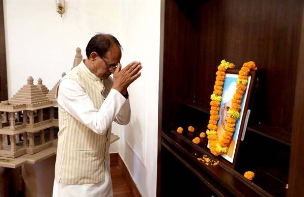 मुख्यमंत्री चौहान ने पूर्व राष्ट्रपति डॉ. राधाकृष्णन की जयंती पर नमन किया