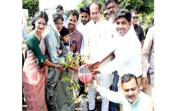 मुख्यमंत्री चौहान ने रोपे बरगद, नीम और मौलके पौधे