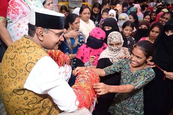 बारिश में भी मंत्री सारंग को हज़ारों की संख्या में रक्षासूत्र बांधने पहुँची बहनें