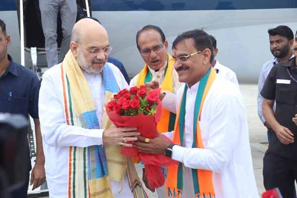सीएम शिवराज ने आज मैहर को 55वां जिला घोषित किया, लोगों ने आतिशबाजी कर और मिठाई बांटकर खुशियां मनाई