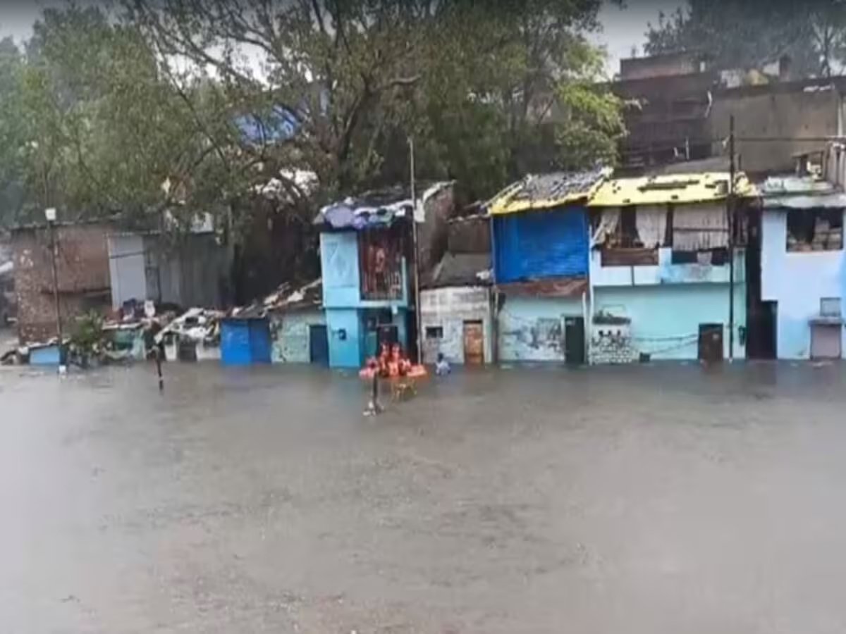 मध्य प्रदेश भारी बारिश से बेहाल, स्कूल-कॉलेज बंद, कई जिलों में हाहाकार, इंदौर में चल रही नाव