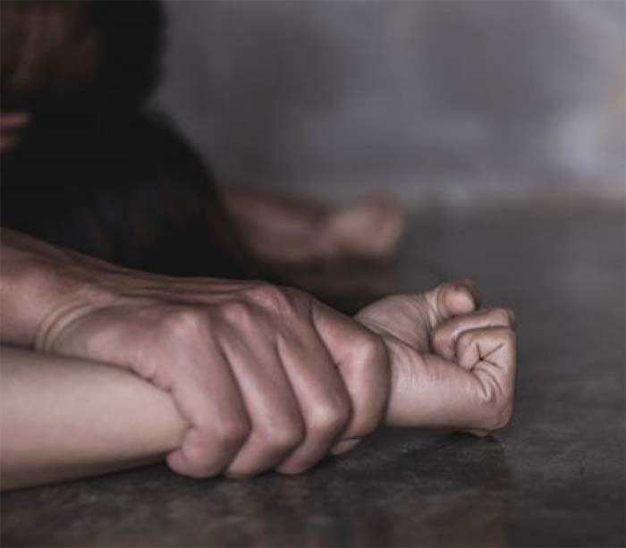 धन ऐंठने के लिए नाबालिग लड़की से सामूहिक बलात्कार की झूठी शिकायत, मामला दर्ज