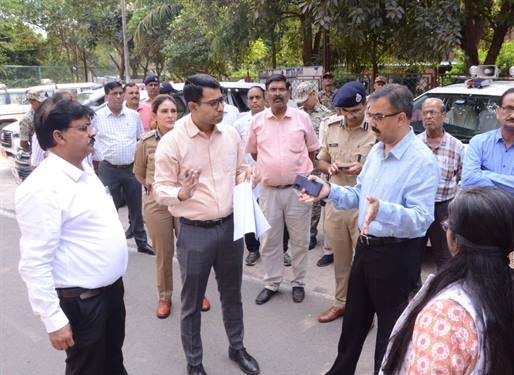 मुख्य निर्वाचन पदाधिकारी राजन ने ग्वालियर में स्ट्रांग रूम, मतदान केन्द्र एवं मतगणना स्थल का किया निरीक्षण