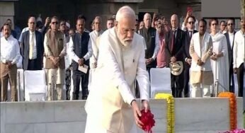 पीएम मोदी ने दी बापू को श्रद्धांजलि