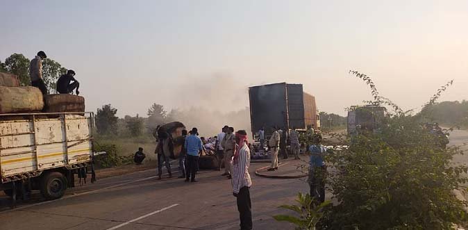 कटनी ने चलते ट्राले में लगी आग, लाखों का माल जलकर ख़ाक