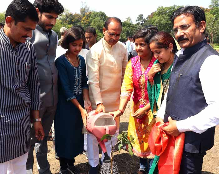 मुख्यमंत्री चौहान ने बेलपत्र, पीपल और गुलमोहर के पौधे रोपे