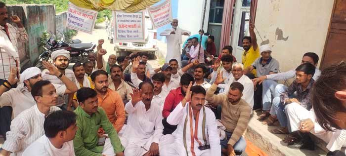 कांग्रेस कार्यालय के बाहर टेंट लगाकर धरने पर बैठ राजेन्द्र भारती के समर्थक