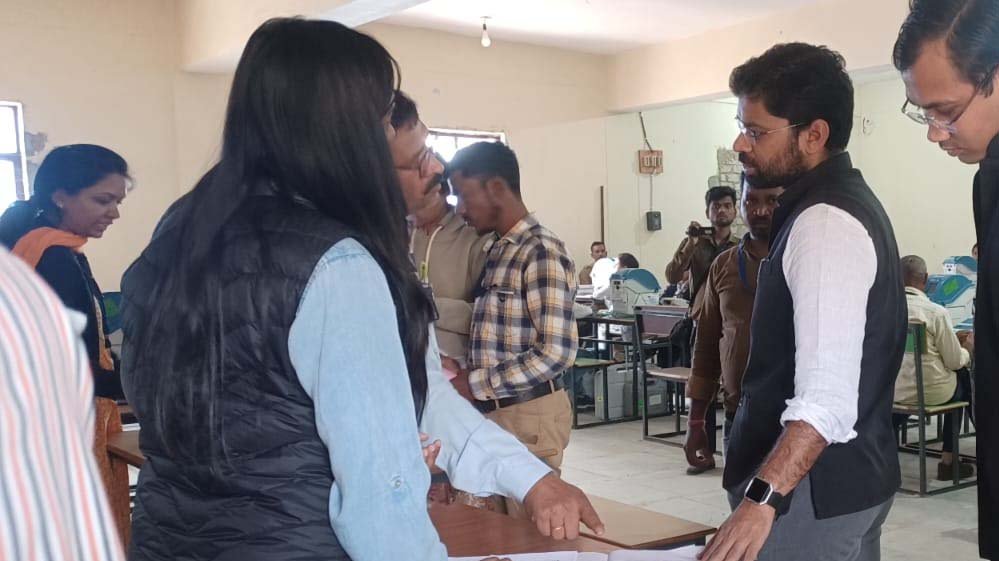 ईवीएम कमीशनिंग तथा सामग्री वितरण तथा अन्य व्यवस्थाओं का कलेक्टर ने निरीक्षण कर लिया जायजा