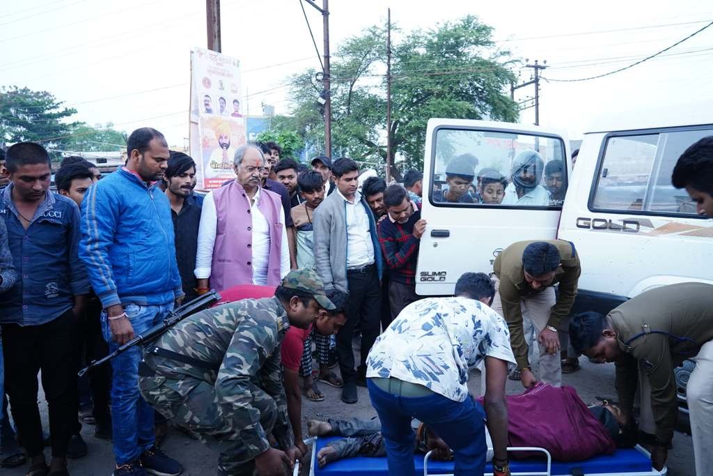 CG : घायल युवक की मदद करने बृजमोहन ने रुकवाया काफिला…