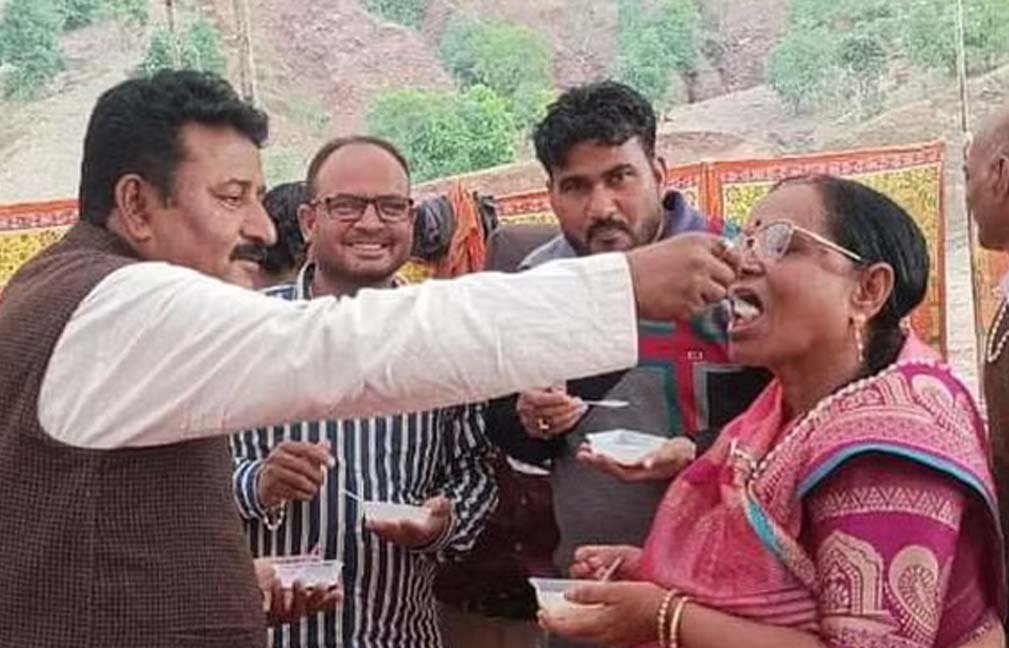 राजनीति का अनोखा नजारा देखने को मिला, कांग्रेस प्रत्याशी प्रदीप खटीक और भाजपा प्रत्याशी उमादेवी खटीक एक दूसरे का मुंह मीठा कराते दिखे