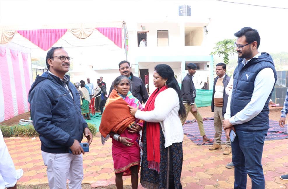 कलेक्टर विकास मिश्रा ने वनग्राम सिलपिडी, तांतर और चाड़ा में वितरित किये गर्म कपडे़