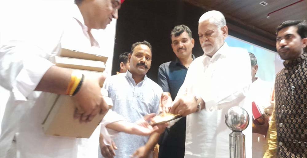 गौ-धन संबंधी राष्ट्रीय संगोष्ठी नईदिल्ली में शामिल हुए सुप्रसिद्ध जैविक कृषि विशेषज्ञ बिहारी लाल साहू