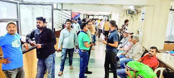 1040 स्लॉट, रजिस्टार ऑफिस में उमड़ी भीड़