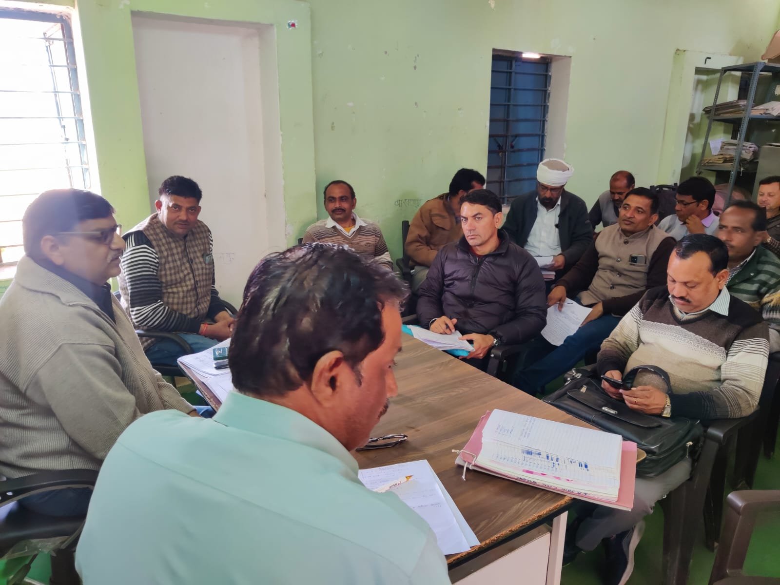 जिला प्रौढ़ शिक्षा अधिकारी द्वारा ली गई बैठक में साक्षरता के संबंध में की गई मॉनिटरिंग