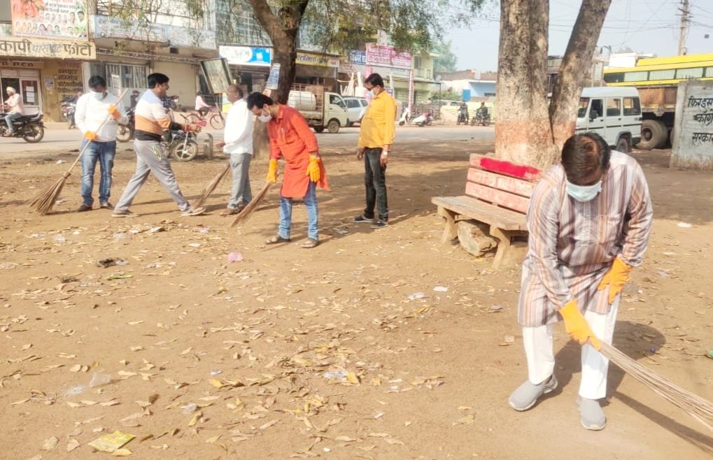 CG : स्वच्छ भारत अभियान : सार्वजनिक व प्रमुख स्थानों में की गई साफ-सफाई