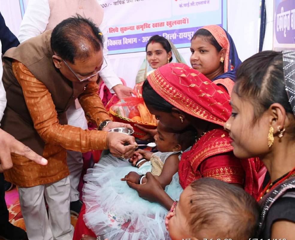 CG : सीएम साय ने बच्चों को कराया अन्नप्राशन, किशोरियों को प्रदान किया स्वच्छता किट