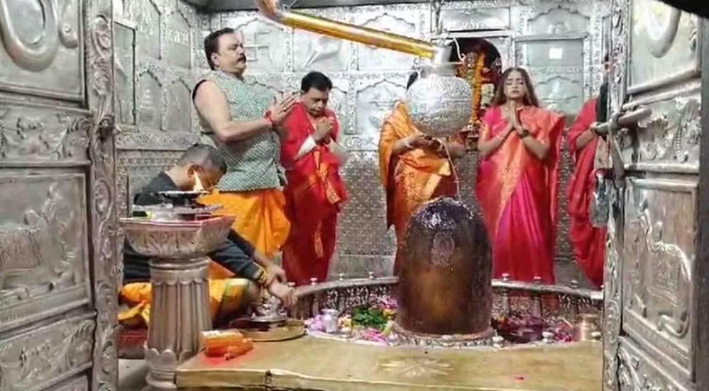 उपमुख्यमंत्री देवड़ा ने दूध से किया महाकाल का अभिषेक, भारत बने विश्व गुरु… बाबा से की प्रार्थना