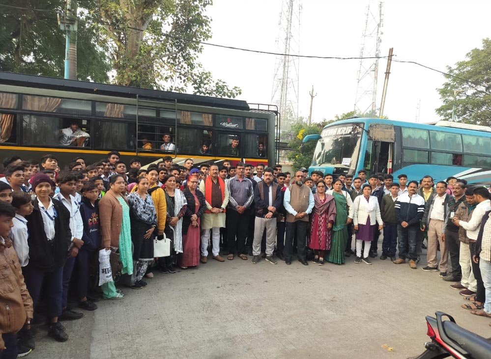 सांसद गजेंद्रसिंह पटेल ने हरी झंडी दिखाकर रवाना किया विद्यार्थियो के दल को