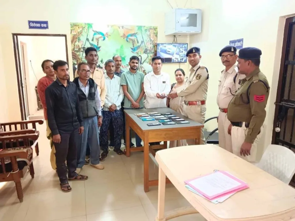 CG : नए साल से पहले खोए मोबाइल पाकर खुश हुए लोग
