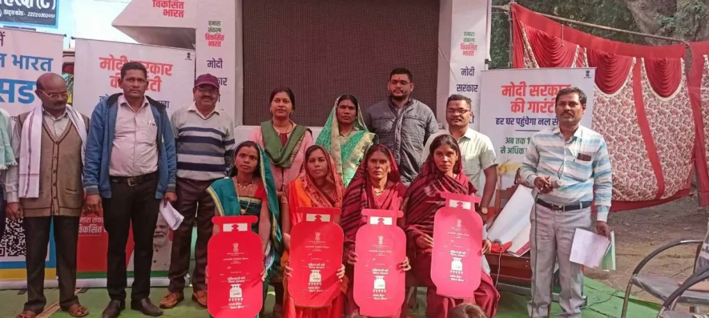 CG : गैस चूल्हा पाकर महिलाएं खुश, खाना बनाने में समय की होगी बचत