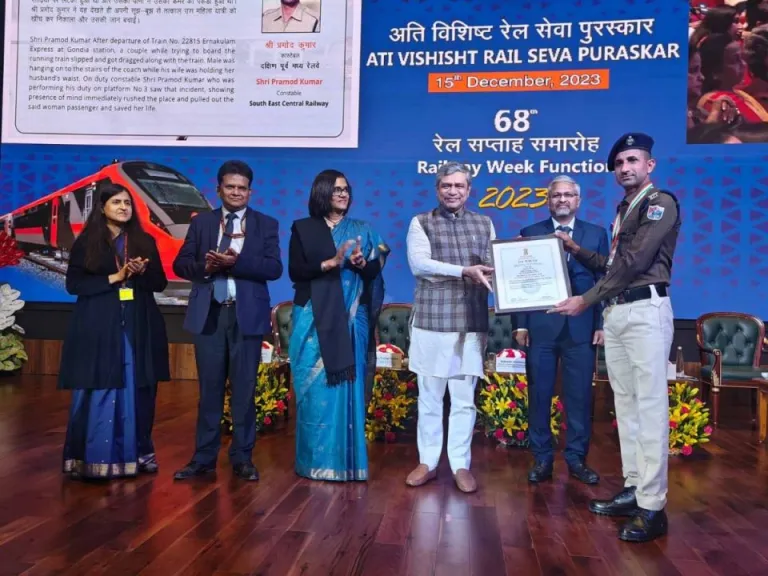 CG : रायपुर रेल मंडल के रेलकर्मी हुए सम्मानित