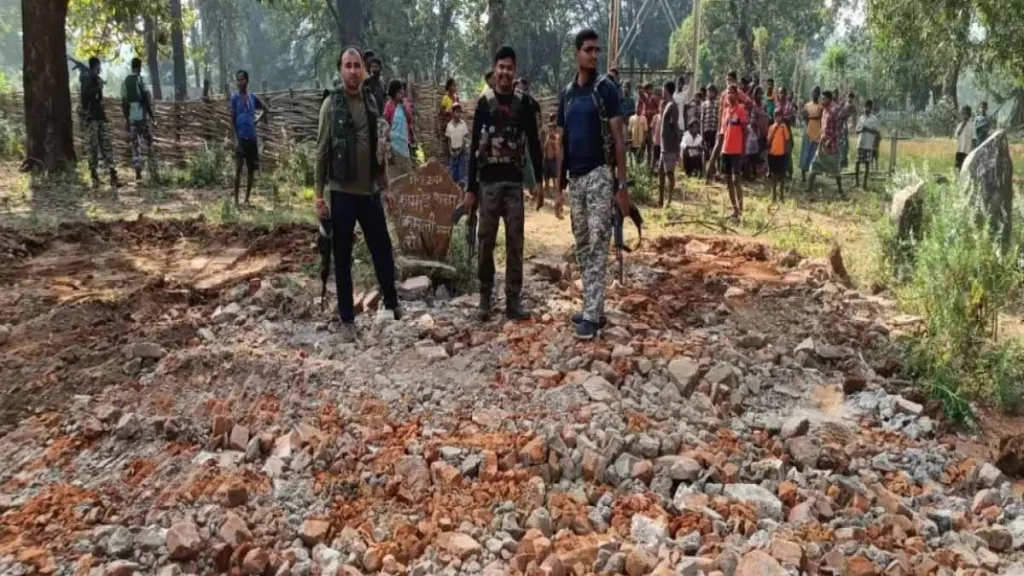 CG : 20-20 फीट के दो नक्सली स्मारक किए गए ध्वस्त, सर्चिंग ऑपरेशन जारी  