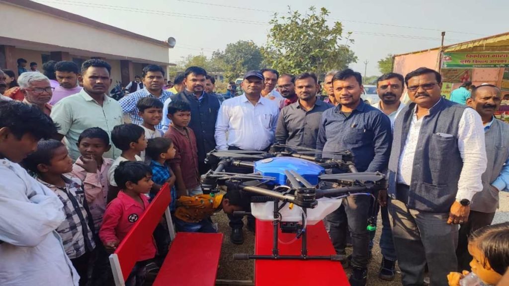 CG : विकसित भारत संकल्प यात्रा – ड्रोन से कीटनाशक का छिड़काव रहा आकर्षण का केंद्र, ग्रामीणों को योजनाओं की दी गई जानकारी