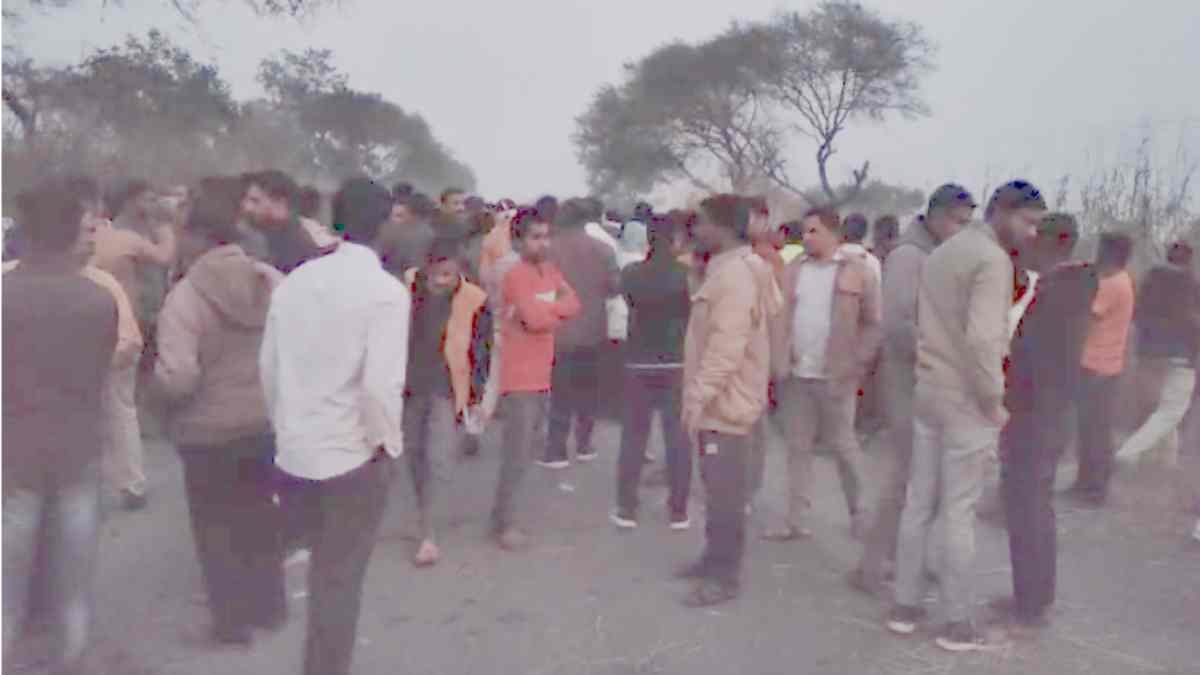 CG : कार चालक ने बाइक सवारों को रौंदा, एक की मौत, दो गंभीर, ग्रामीणों ने किया चक्काजाम