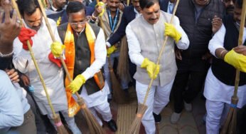 सीएम मोहन यादव ने लगाई झाड़ू, बोले- उज्जैन को स्वच्छता में बनाएंगे नंबर एक