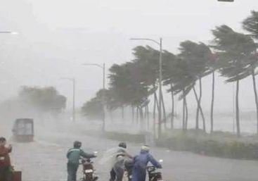 CG : मौसम का चक्कर – देर शाम तक हुई बारिश, ठंड में छाता लेकर निकले लोग