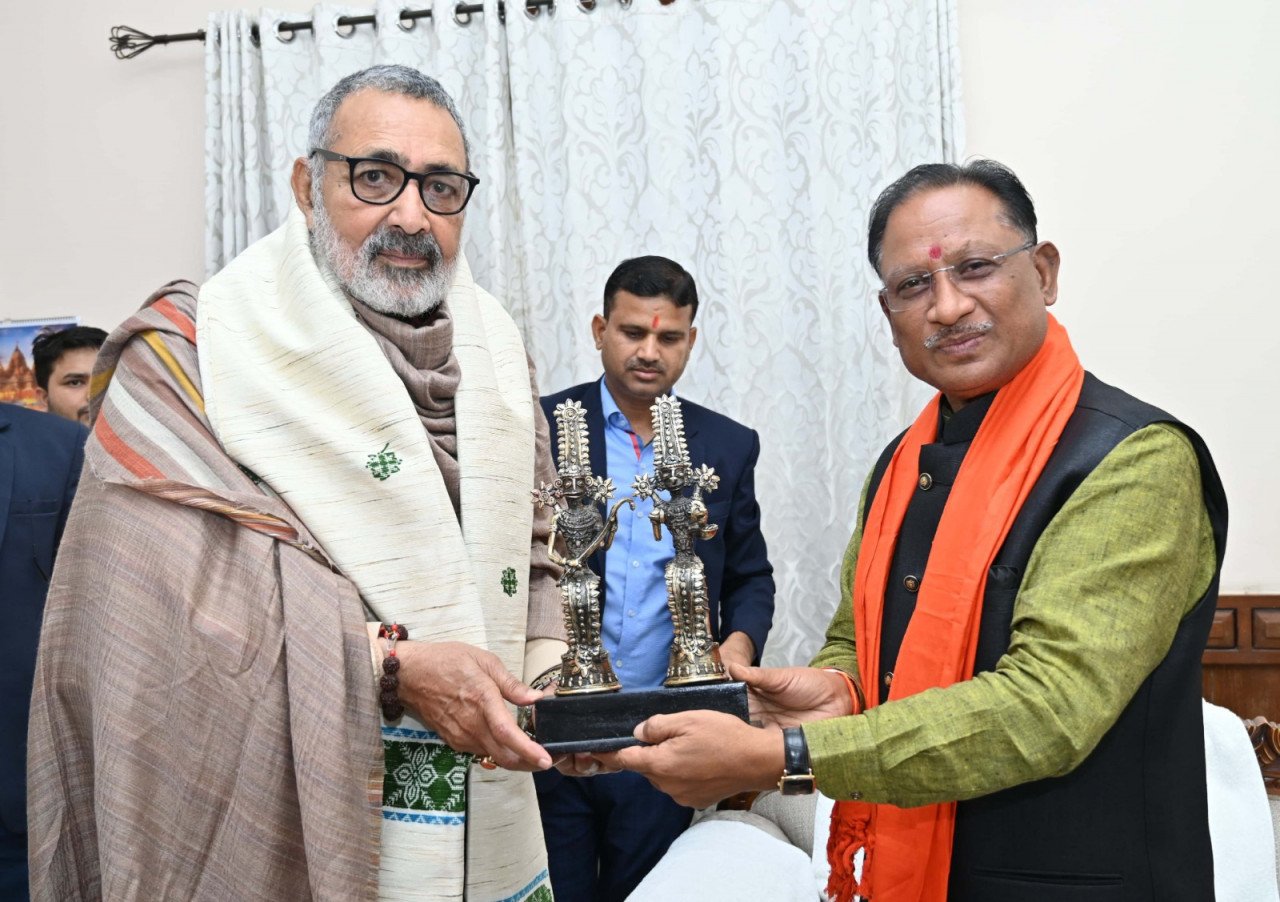 रायपुर : मुख्यमंत्री साय से केन्द्रीय मंत्री गिरिराज सिंह ने की मुलाकात