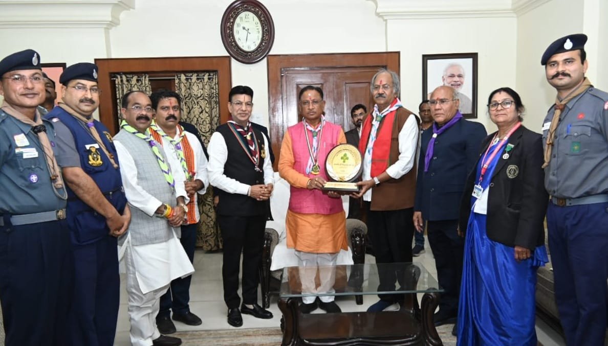 रायपुर : मुख्यमंत्री विष्णु देव साय को स्काउट्स एवं गाइड्स के सदस्यों ने संरक्षक बैज पहना कर अलंकृत किया