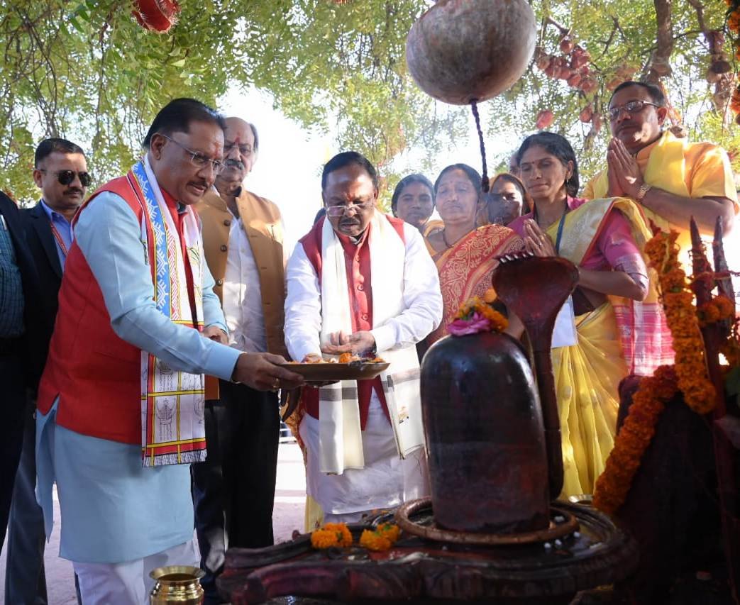 रायपुर : मुख्यमंत्री विष्णुदेव साय ने तातापानी स्थित तपेश्वर महादेव मंदिर में पूजा अर्चना कर प्रदेश की खुशहाली के लिए मांगा आशीर्वाद