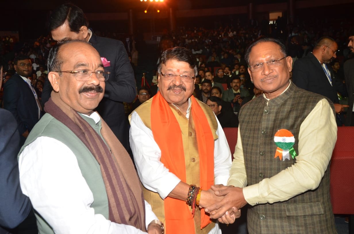 रायपुर : छत्तीसगढ़ के मुख्यमंत्री विष्णुदेव साय से नई दिल्ली के भारत मंडपम में मध्यप्रदेश के नगरीय विकास, आवास और संसदीय कार्यमंत्री कैलाश विजयवर्गीय ने मुलाकात कर शुभकामनाएं दी