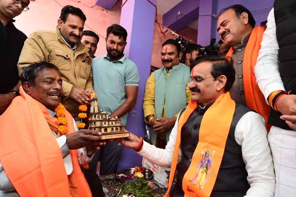 भाजपा प्रदेश अध्यक्ष विष्णुदत्त शर्मा ने कार सेवक के निवास पहुंचकर किया सम्मानित