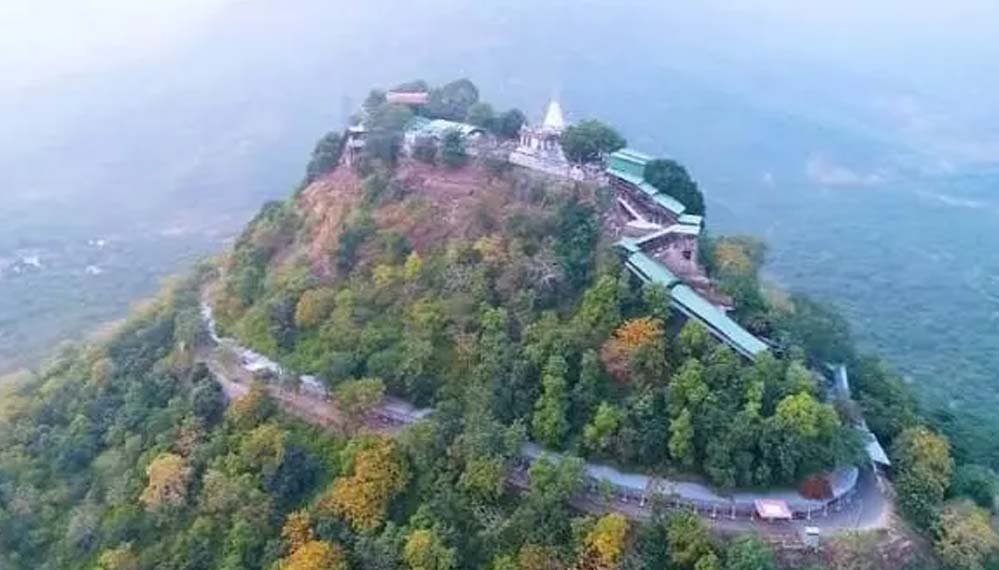 मैहर की शारदा भवानी को सिर चढ़ाने के लिए युवक ने काटा अपना गला