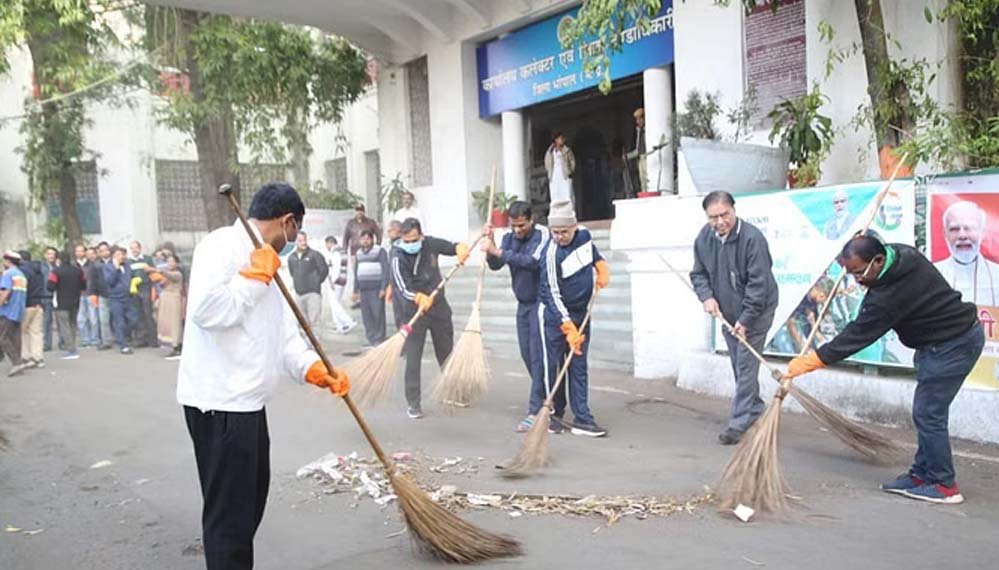 कलेक्ट्रेट परिसर में की सफाई,परिसर को स्वच्छ रखने दिए निर्देश