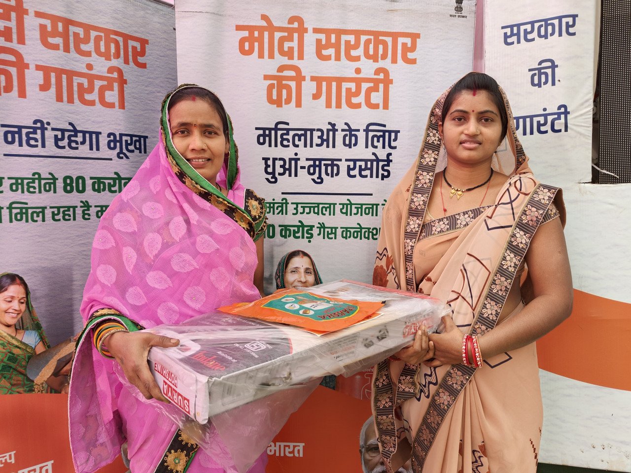 धमतरी : विकसित भारत संकल्प यात्रा : मेरी कहानी मेरी जुबानी-लक्ष्मी और माधुरी की रसोई हुई धुआं से मुक्त