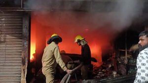 CG : किराना व कपड़े की दुकान में भीषण आग